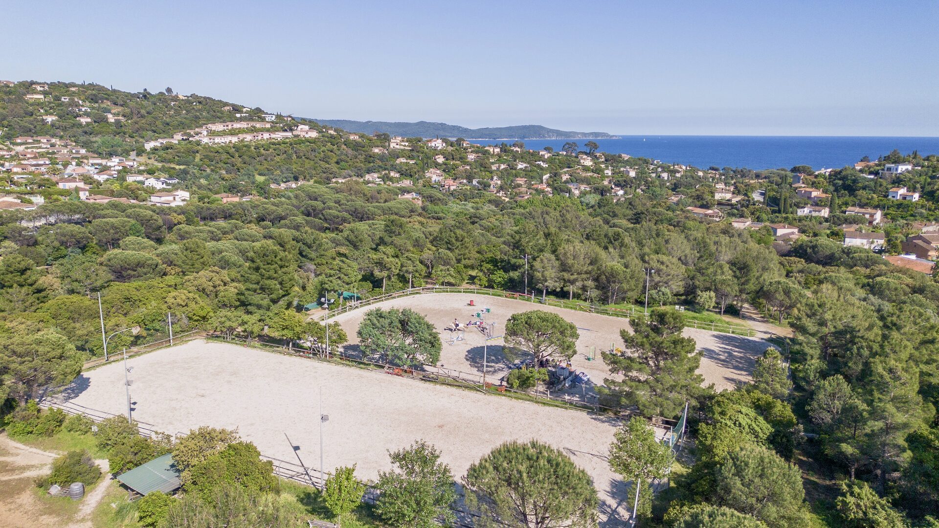 Vue aérienne du domaine, des carrières et de la baie de Cavalaire