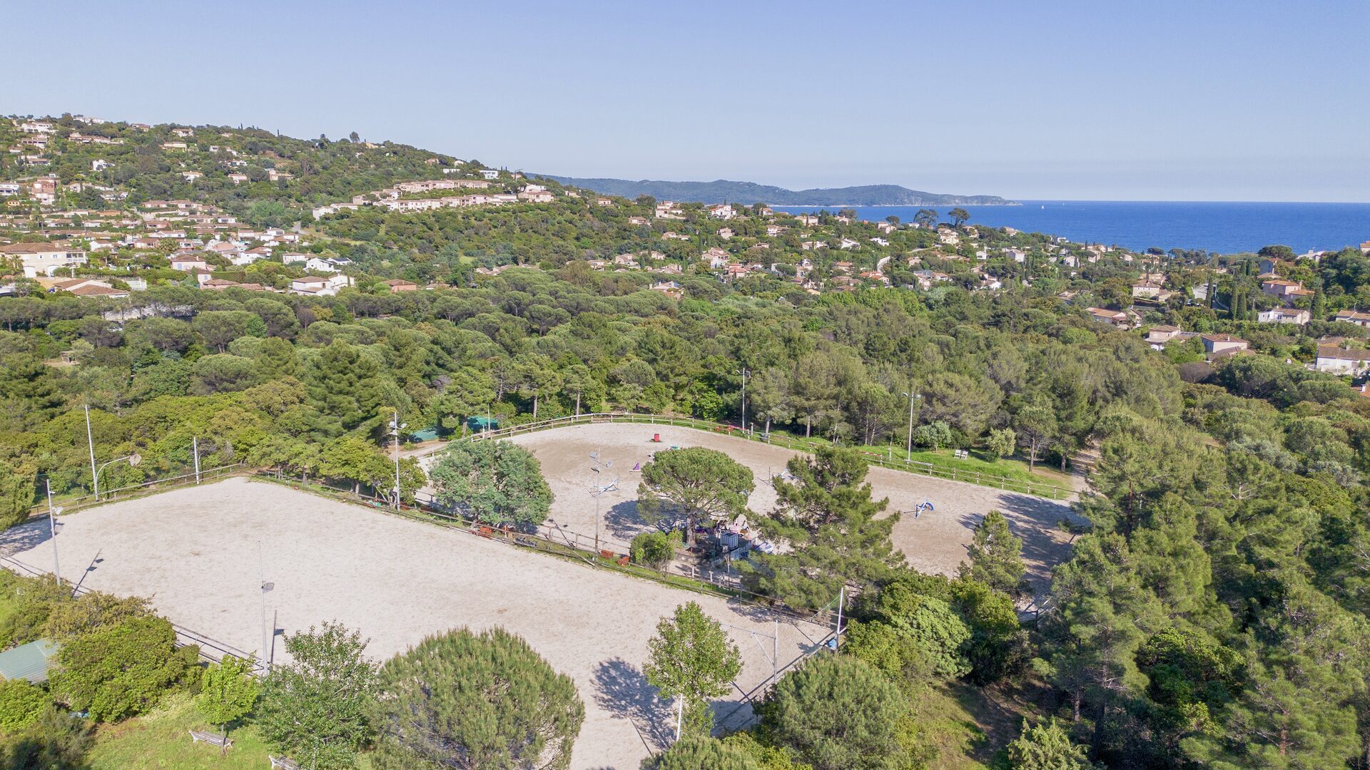 Vue panoramique des écuries entre la végétation et la mer