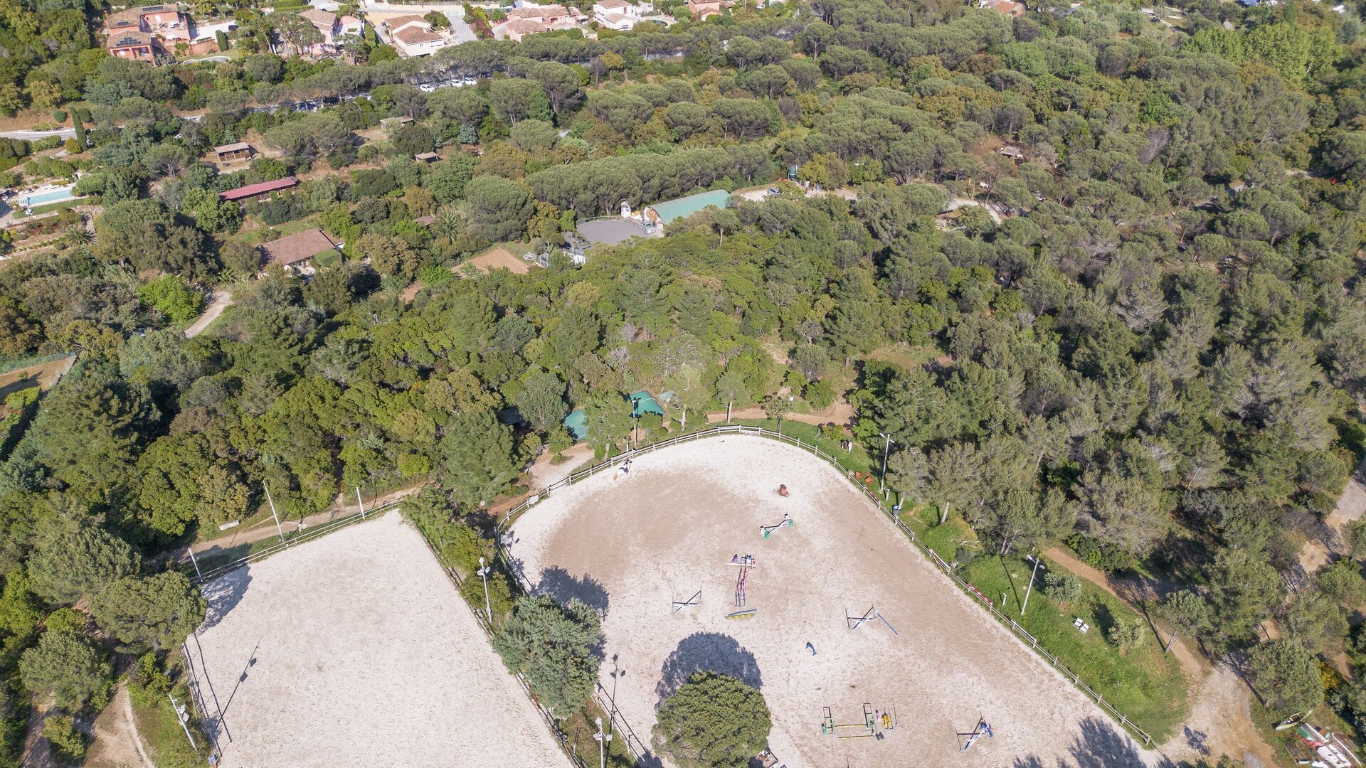 Vue aérienne des paddocks et des espaces ombragés du domaine